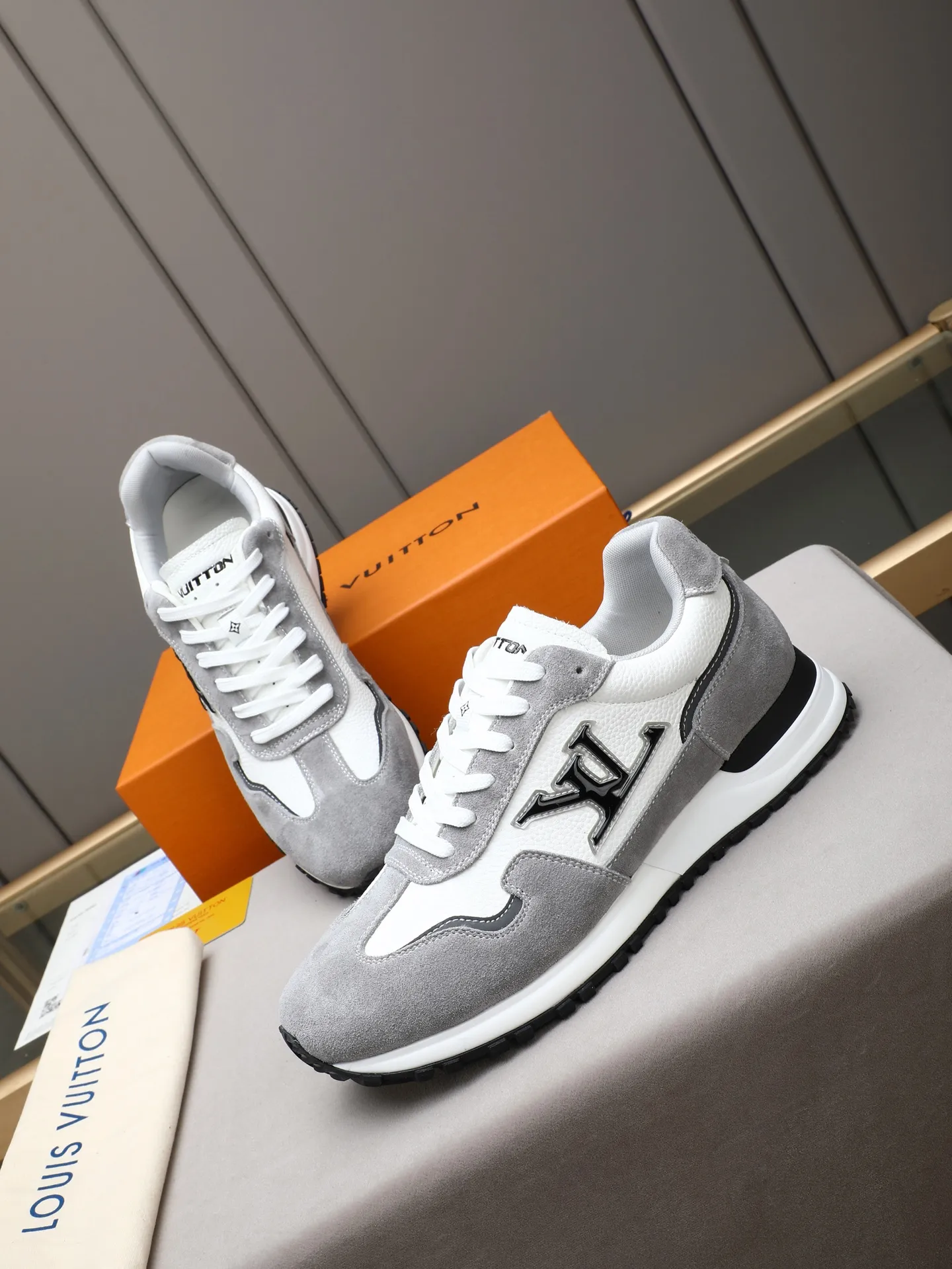 PP600 Louis Vuitton LV Run Men's Sports Shoes LV Run men's sports shoes are made of cowhide leather, low-key and luxurious. The tongue and heel are embellished with classic logos, giving it a full sense of hierarchy. The rubber sole has strong grip and wear resistance, suitable for daily wear or light sports scenes, and has a full sense of quality🎬size: 39-44 (customized at 38.45.46)